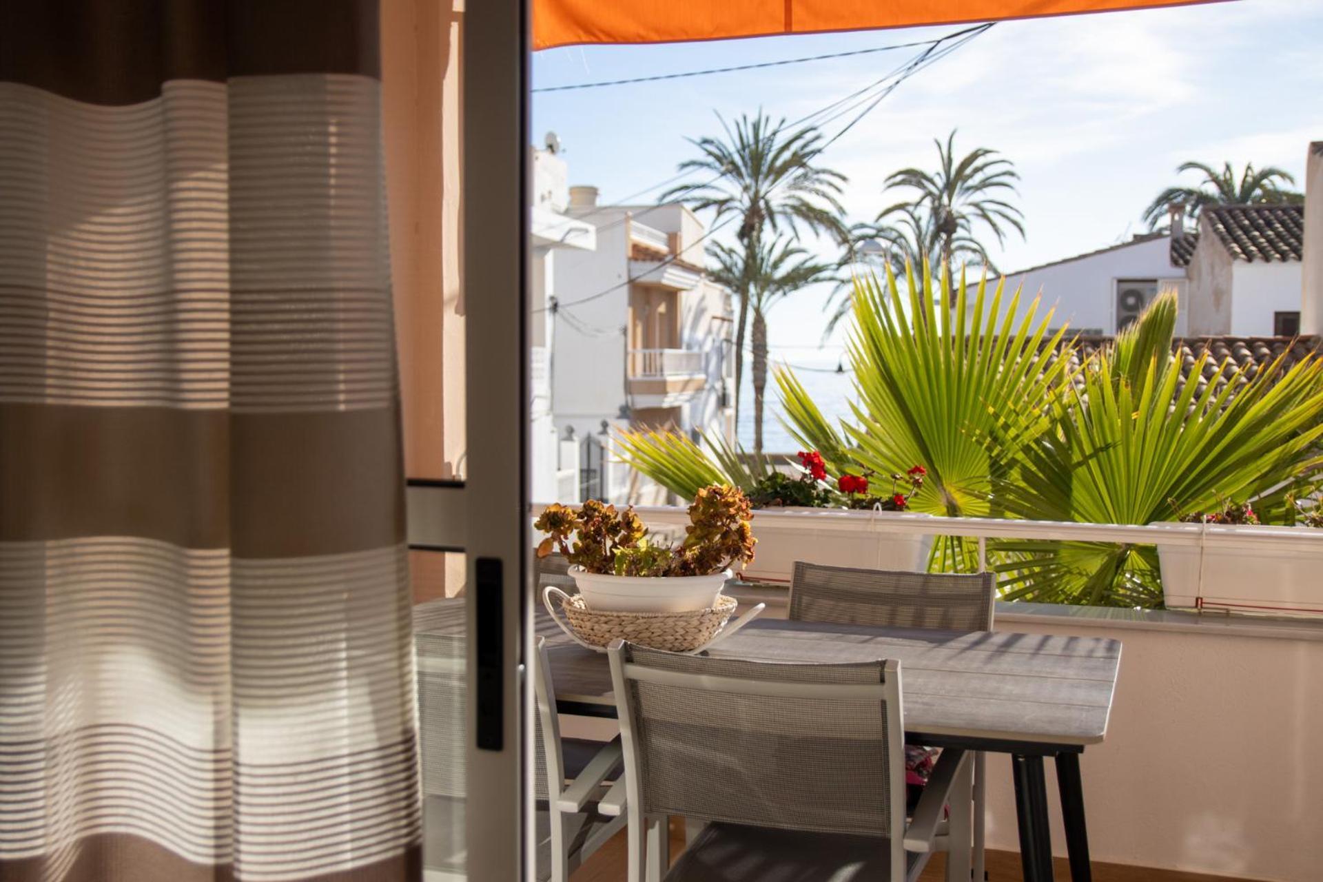 Frente Al Mar -